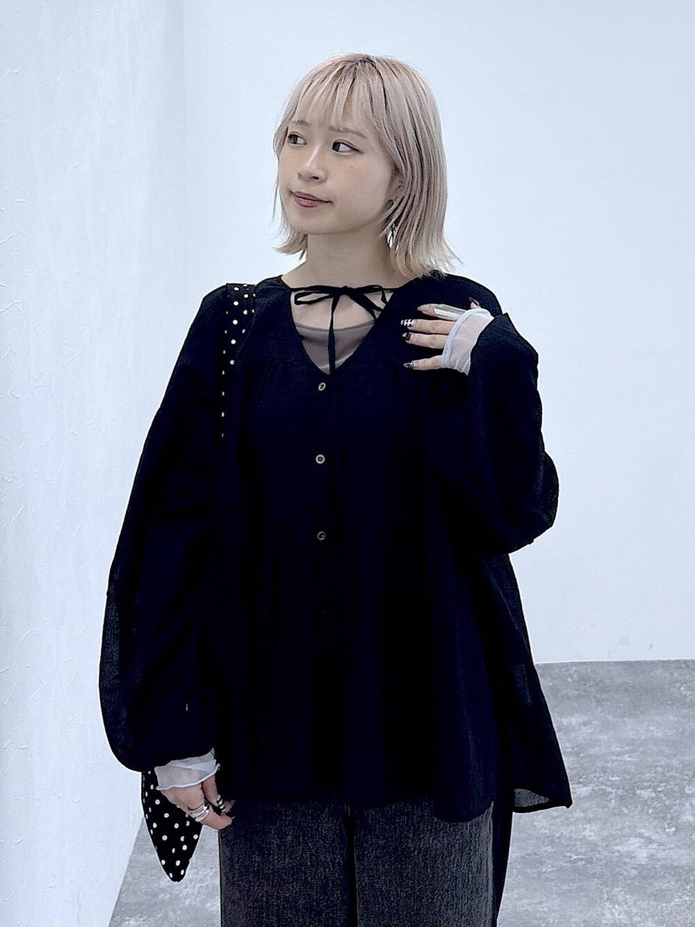 ブラウン系のTシャツ/カットソー、ブラック系のトートバッグ、ホワイト系のサンダルを着用したレディースの夏コーディネートの5枚目の写真