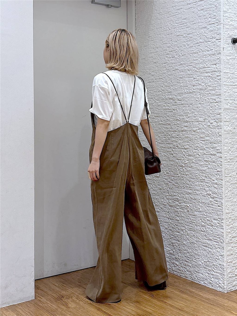 ブラウン系のショルダーバッグ、ホワイト系のTシャツ/カットソー、ブラウン系のパンプスを着用したレディースの夏コーディネートの3枚目の写真