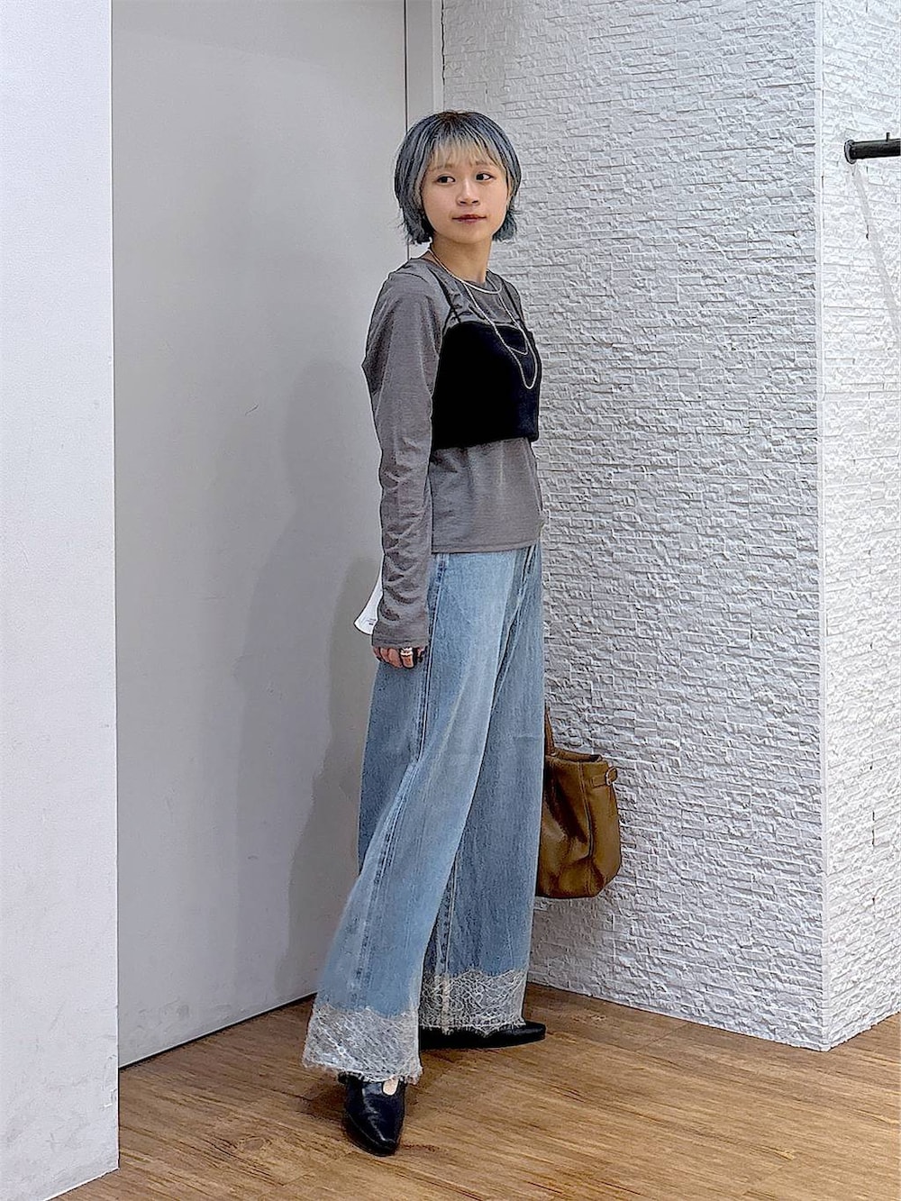 ブラック系のパンプス、グレー系のTシャツ/カットソー、ブルー系のデニムパンツを着用したレディースの秋コーディネートの5枚目の写真