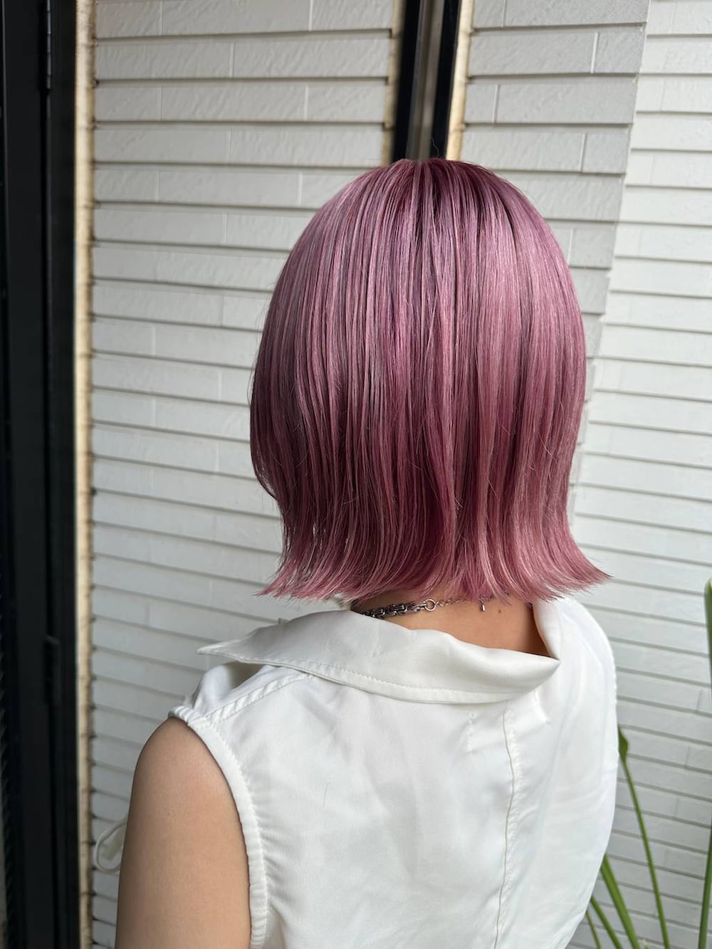 ホワイト系のシャツ/ブラウス、グレー系のネックレスを着用したレディースの夏コーディネートの3枚目の写真