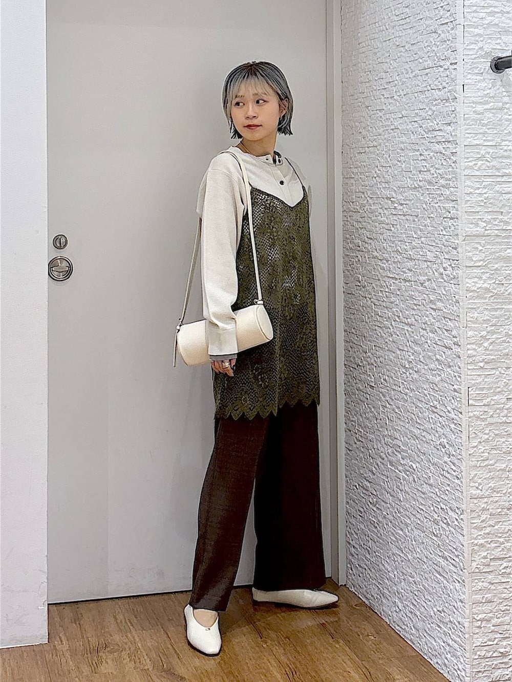 ベージュ系のパンプス、ホワイト系のクラッチバッグ、ブラウン系のその他パンツを着用したレディースの秋コーディネートの5枚目の写真