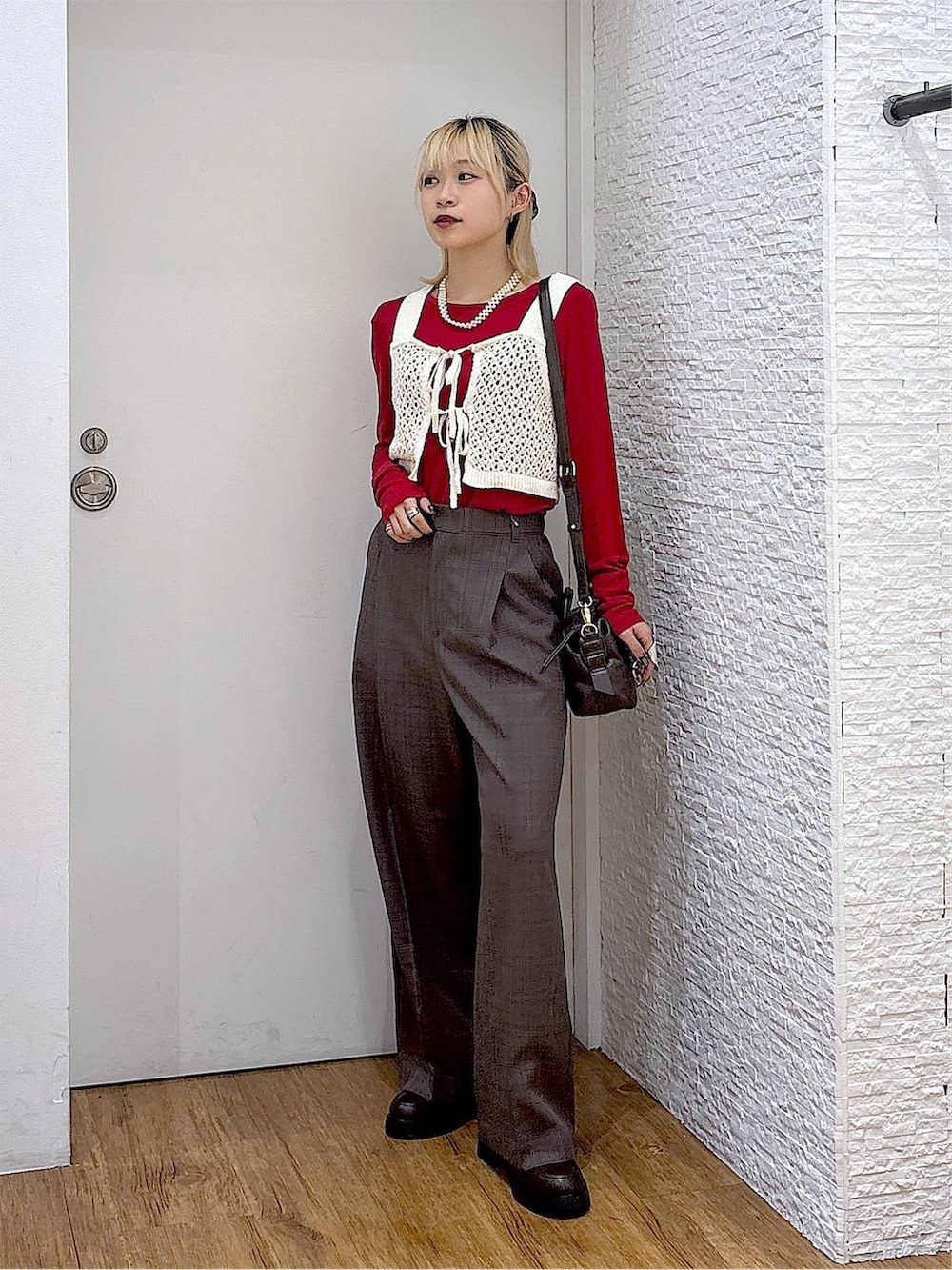 ホワイト系のその他トップス、レッド系のTシャツ/カットソー、ブラウン系のローファーを着用したレディースの夏コーディネートの4枚目の写真