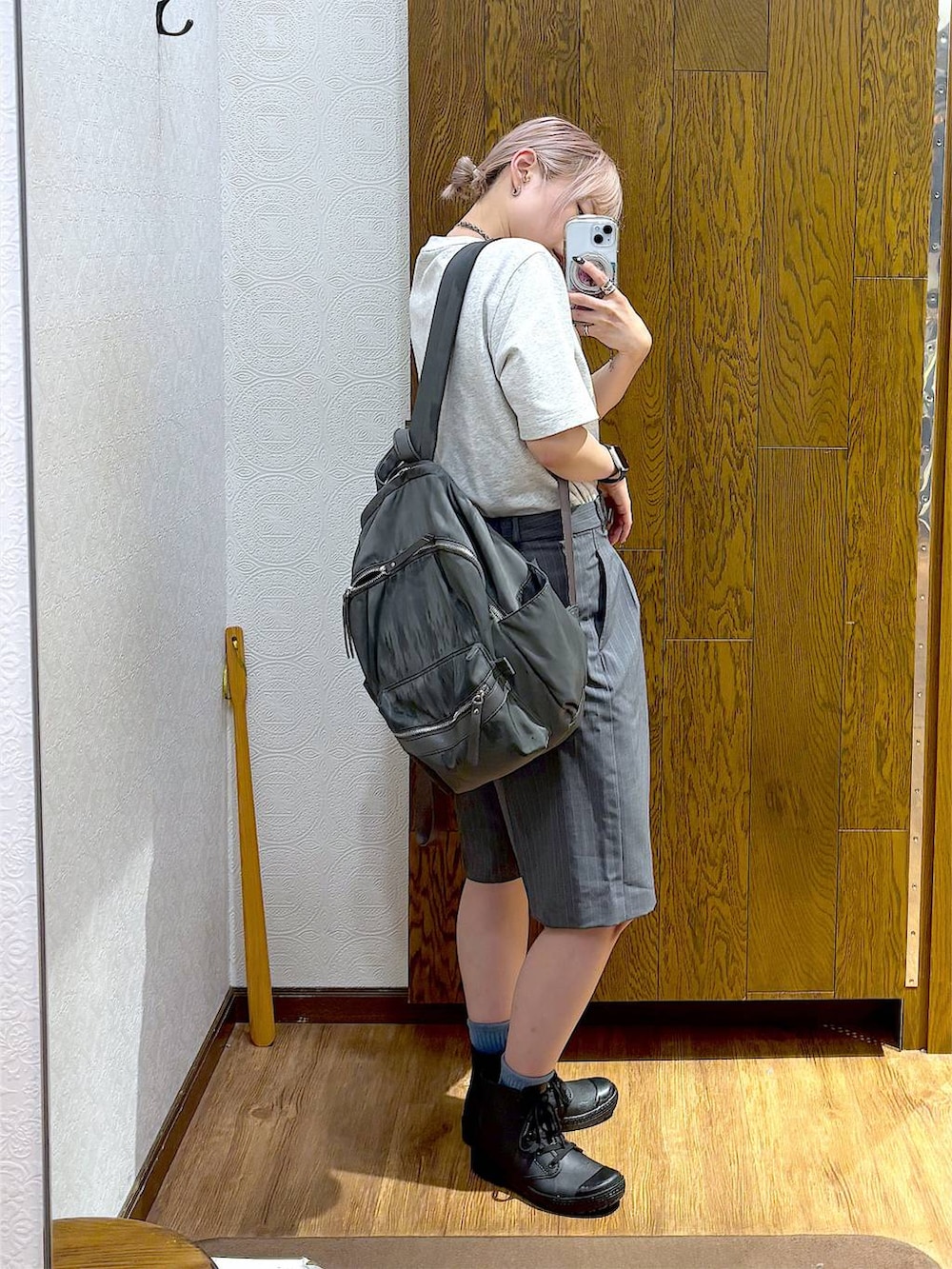 グレー系のバックパック/リュック、グレー系のTシャツ/カットソー、グレー系のその他パンツを着用したレディースの夏コーディネートの2枚目の写真