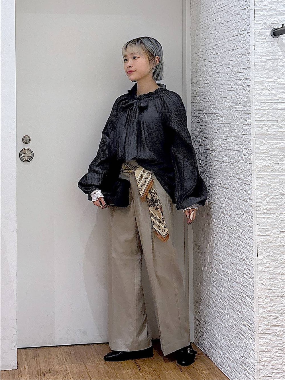 ブラック系のショルダーバッグ、ブラック系のローファー、ホワイト系のTシャツ/カットソーを着用したレディースの秋コーディネートの2枚目の写真