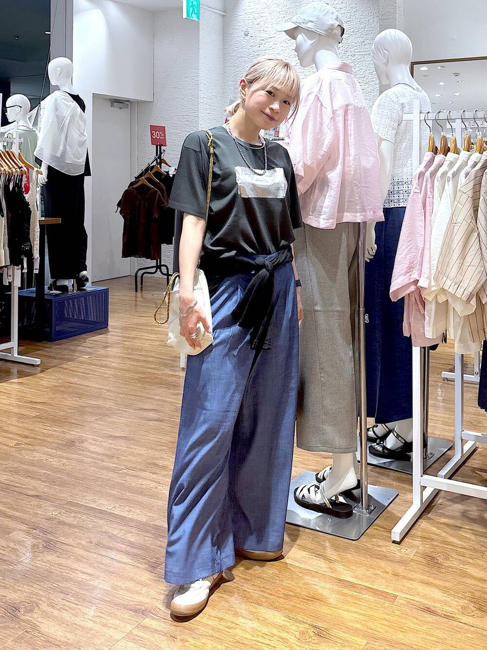 ホワイト系のスニーカー、グレー系のTシャツ/カットソー、ベージュ系のボディバッグ/ウエストポーチを着用したレディースの夏コーディネートの4枚目の写真