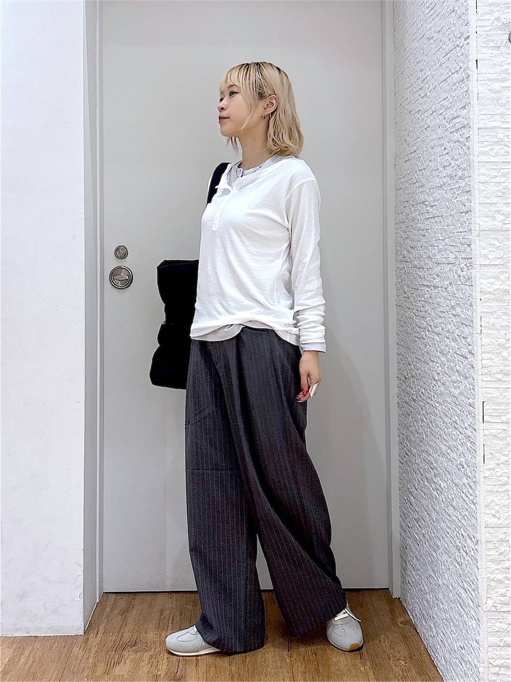 ホワイト系のTシャツ/カットソー、グレー系のTシャツ/カットソー、ブラック系のトートバッグを着用したレディースの夏コーディネートの2枚目の写真
