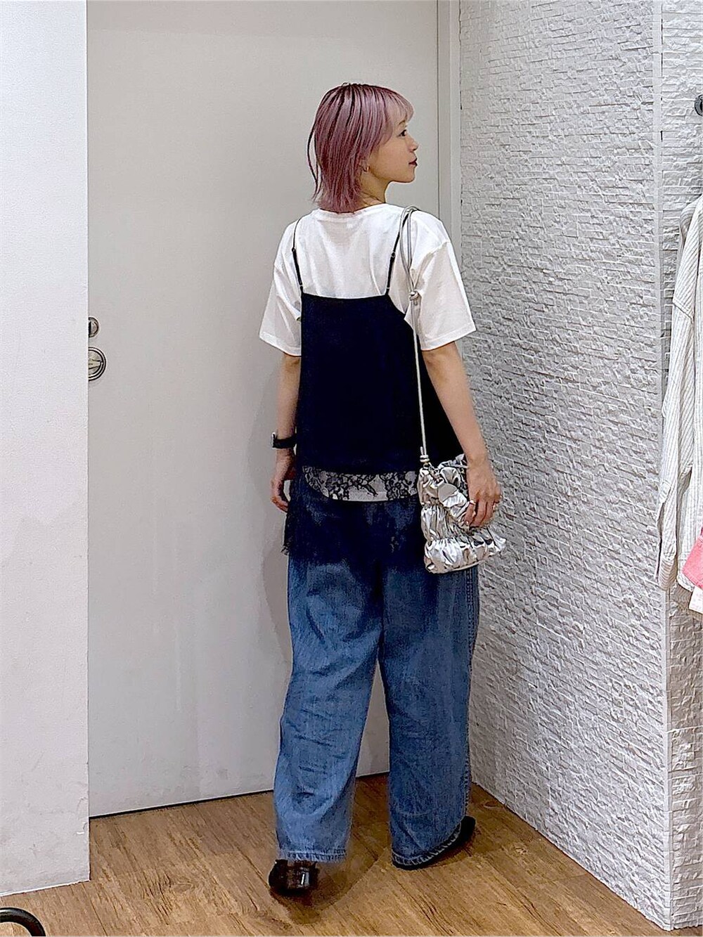 ブルー系のデニムパンツ、ホワイト系のTシャツ/カットソー、ブラック系のパンプスを着用したレディースの夏コーディネートの3枚目の写真