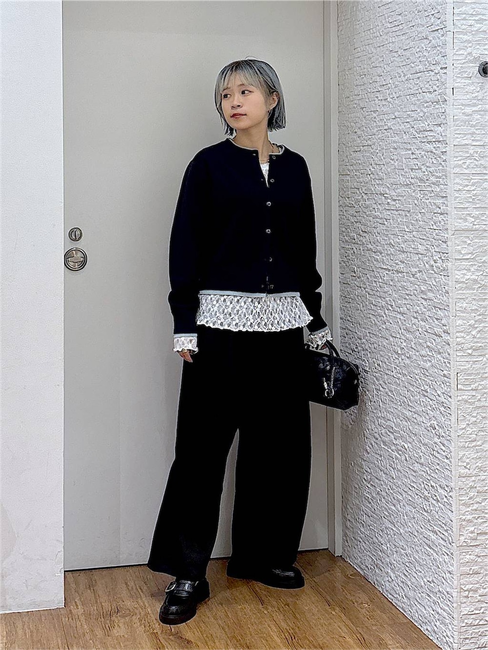 ブラック系のローファー、ホワイト系のTシャツ/カットソー、ブラック系のボストンバッグを着用したレディースの秋コーディネートの5枚目の写真
