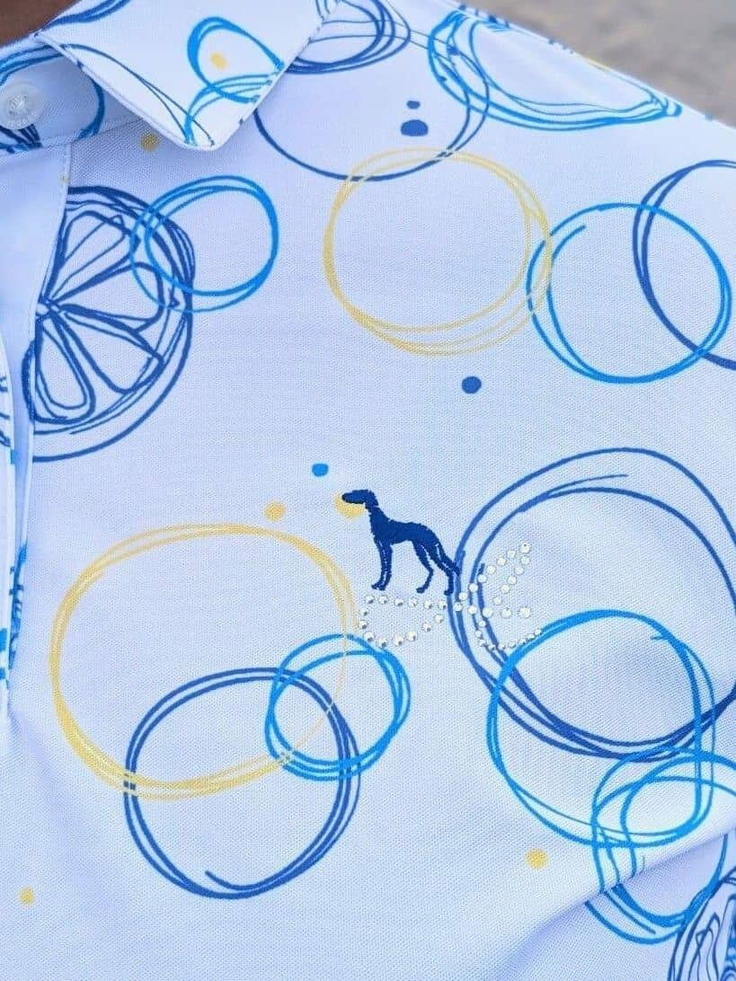 ブルー系のポロシャツ、ブラック系のその他パンツ、ホワイト系のサンバイザーを着用したレディースの春コーディネートの5枚目の写真