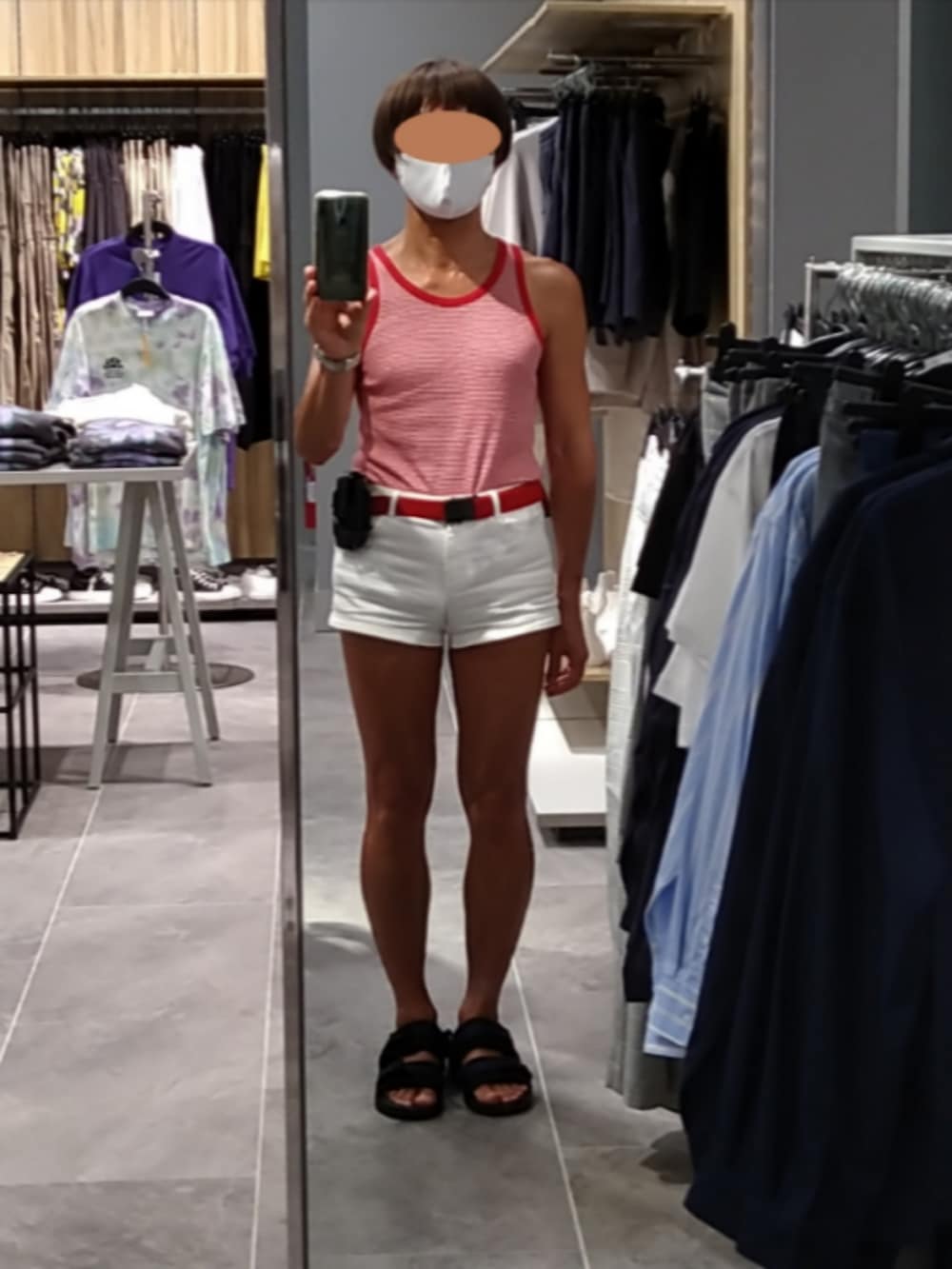 レッド系のタンクトップ、ホワイト系のその他パンツを着用したメンズの秋コーディネートの2枚目の写真
