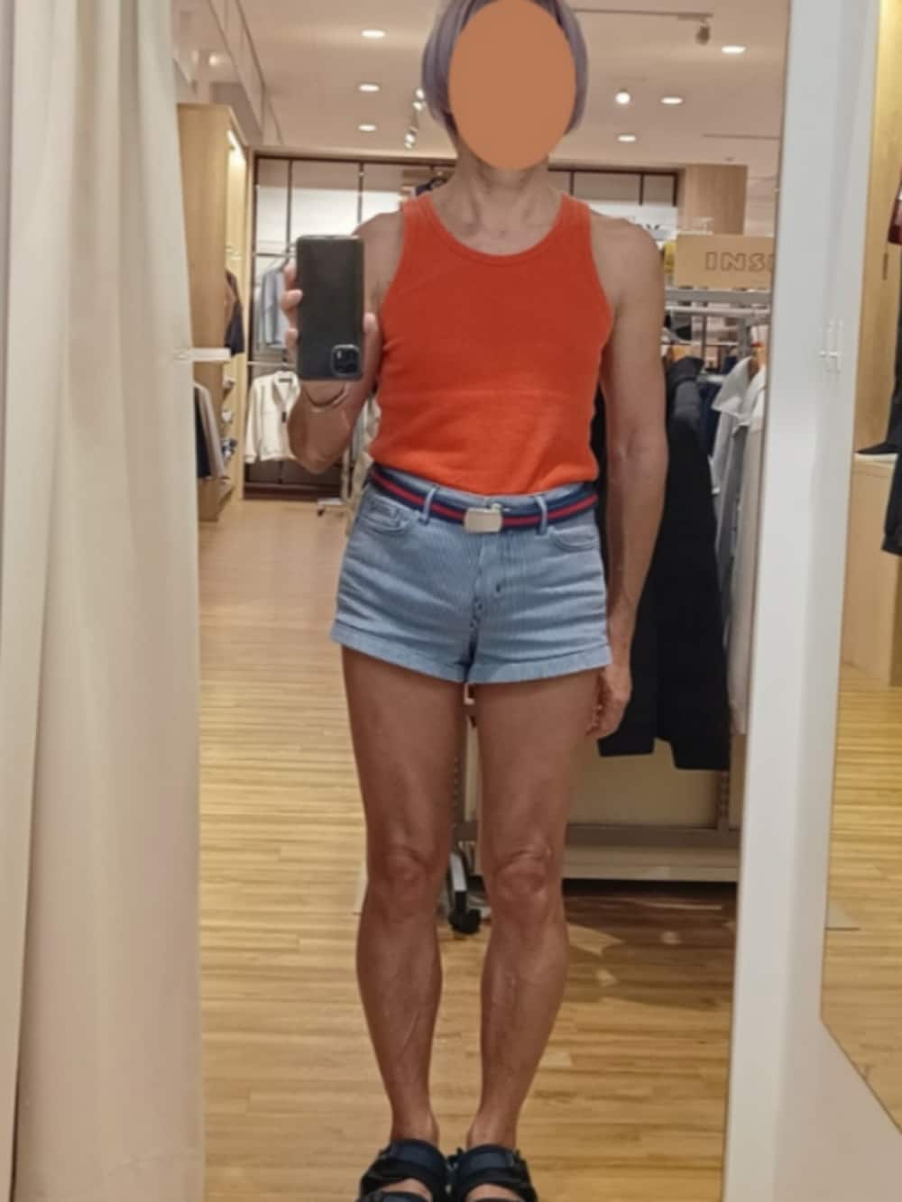 オレンジ系のタンクトップ、ブルー系のその他パンツを着用したメンズの秋コーディネートの2枚目の写真
