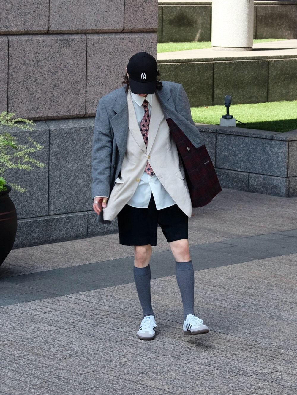 「休日スタイル、シャツスタイル、キャップ、淡色コーデ、韓国ファッション、モノトーン、お出かけコーデ、レイヤードスタイル、スニーカー、きれいめカジュアル、ジャケットスタイル、トラッドモード、ハーフパンツ、古着MIX」|「LANVINのsmooth operator(テーラードジャケット、グレー系)」を使った、Tsuguya/KwonSayaさん(メンズ・175cm)の春コーディネートの3枚目の写真