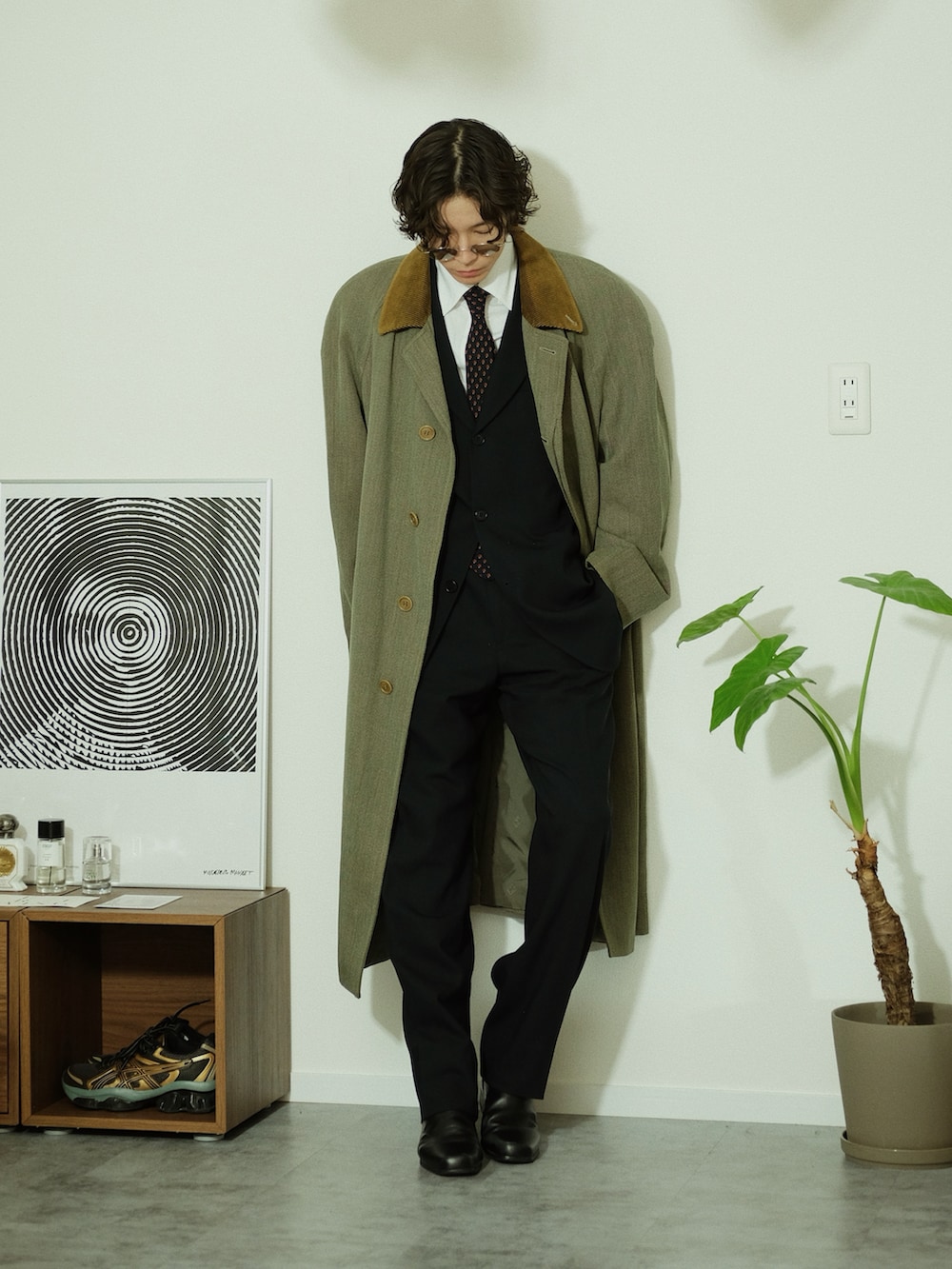 グリーン系のステンカラーコート、ホワイト系のシャツ/ブラウス、ブラック系のスーツセットを着用したメンズの冬コーディネートの3枚目の写真