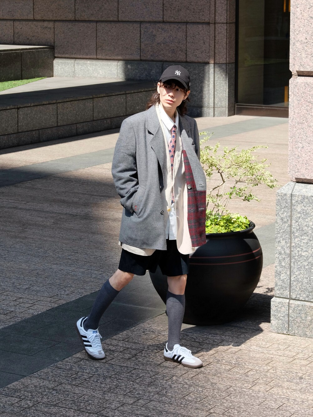 「休日スタイル、シャツスタイル、キャップ、淡色コーデ、韓国ファッション、モノトーン、お出かけコーデ、レイヤードスタイル、スニーカー、きれいめカジュアル、ジャケットスタイル、トラッドモード、ハーフパンツ、古着MIX」|「LANVINのsmooth operator(テーラードジャケット、グレー系)」を使った、Tsuguya/KwonSayaさん(メンズ・175cm)の春コーディネートの4枚目の写真