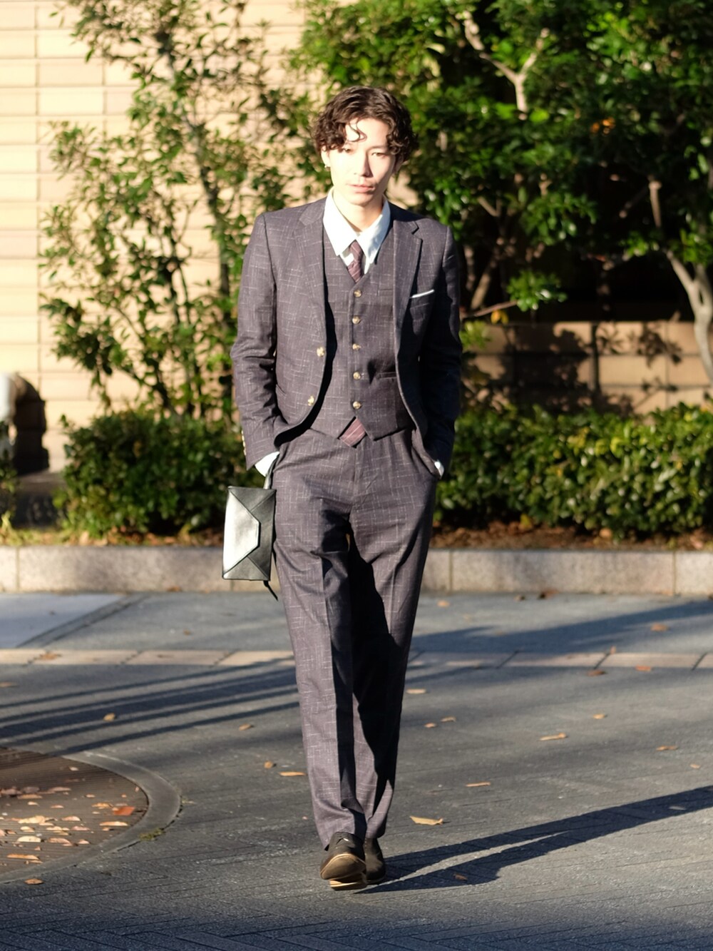 グレー系のスーツセット、ホワイト系のその他を着用したメンズの冬コーディネートの3枚目の写真