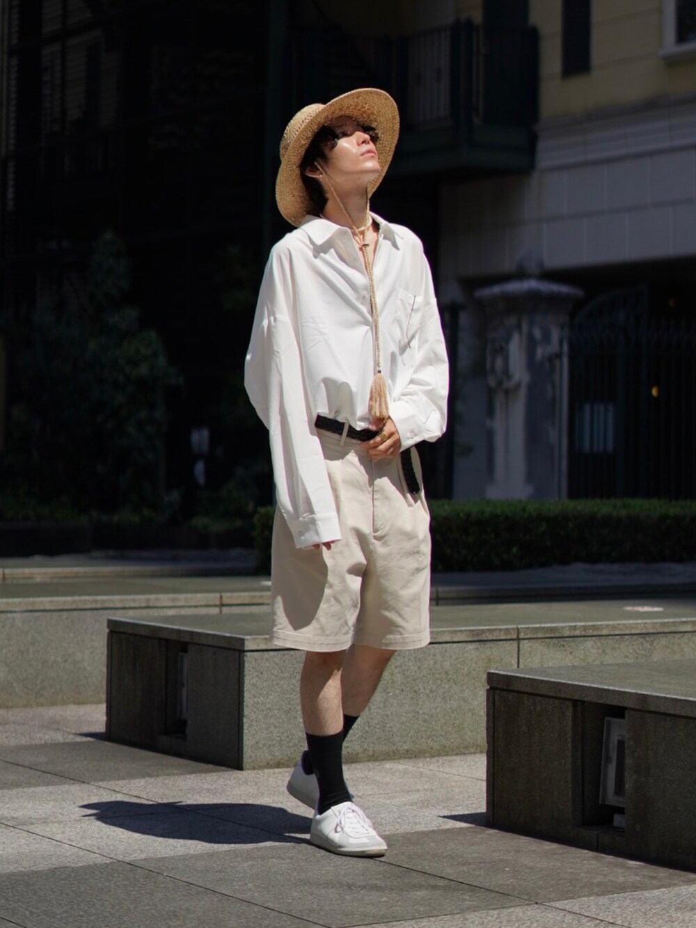 ホワイト系のシャツ/ブラウス、ベージュ系のその他パンツ、ホワイト系のスニーカーを着用したメンズの秋コーディネートの2枚目の写真