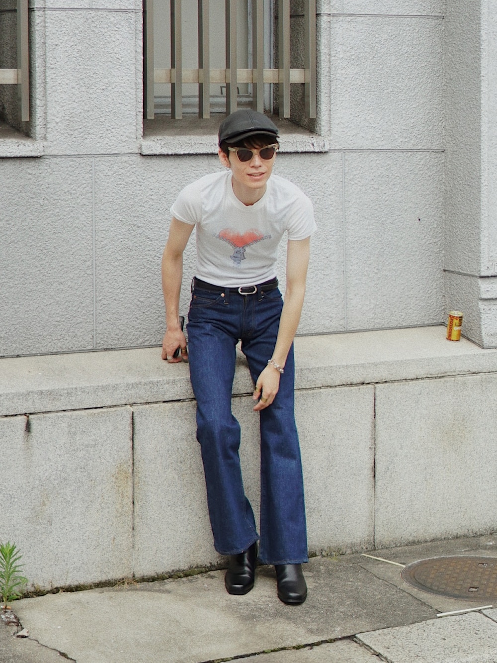 「ロゴT、フェススタイル、古着MIX、サングラス、デニム、シンプル、白Tシャツ、休日スタイル、タックイン、フレアパンツ、ブーツ」｜「VINTAGEのアイテム（Tシャツ/カットソー、ホワイト系）」を使った、Tsuguya/KwonSayaさん（メンズ・175cm）の夏コーディネートの5枚目の写真