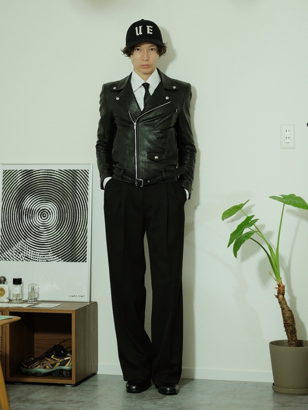 ブラック系のライダースジャケット、ホワイト系のシャツ/ブラウス、ブラック系のその他パンツを着用したメンズの冬コーディネートの2枚目の写真