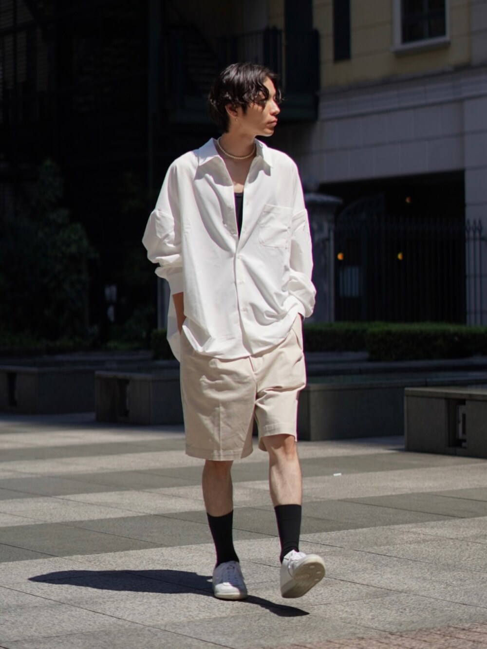 ホワイト系のシャツ/ブラウス、ベージュ系のその他パンツ、ホワイト系のスニーカーを着用したメンズの秋コーディネートの4枚目の写真