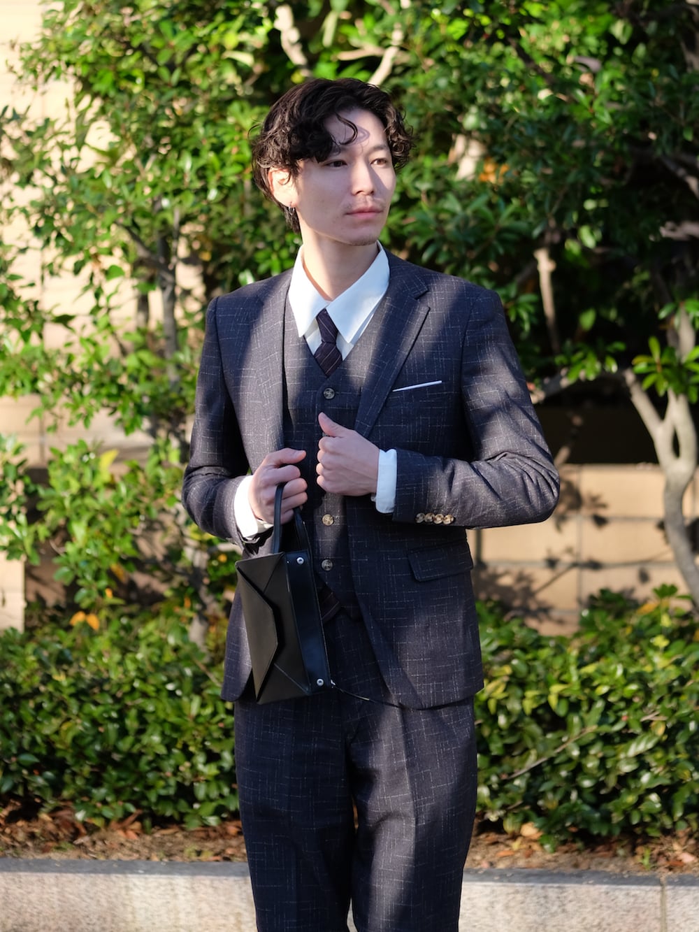 グレー系のスーツセット、ホワイト系のその他を着用したメンズの冬コーディネートの4枚目の写真