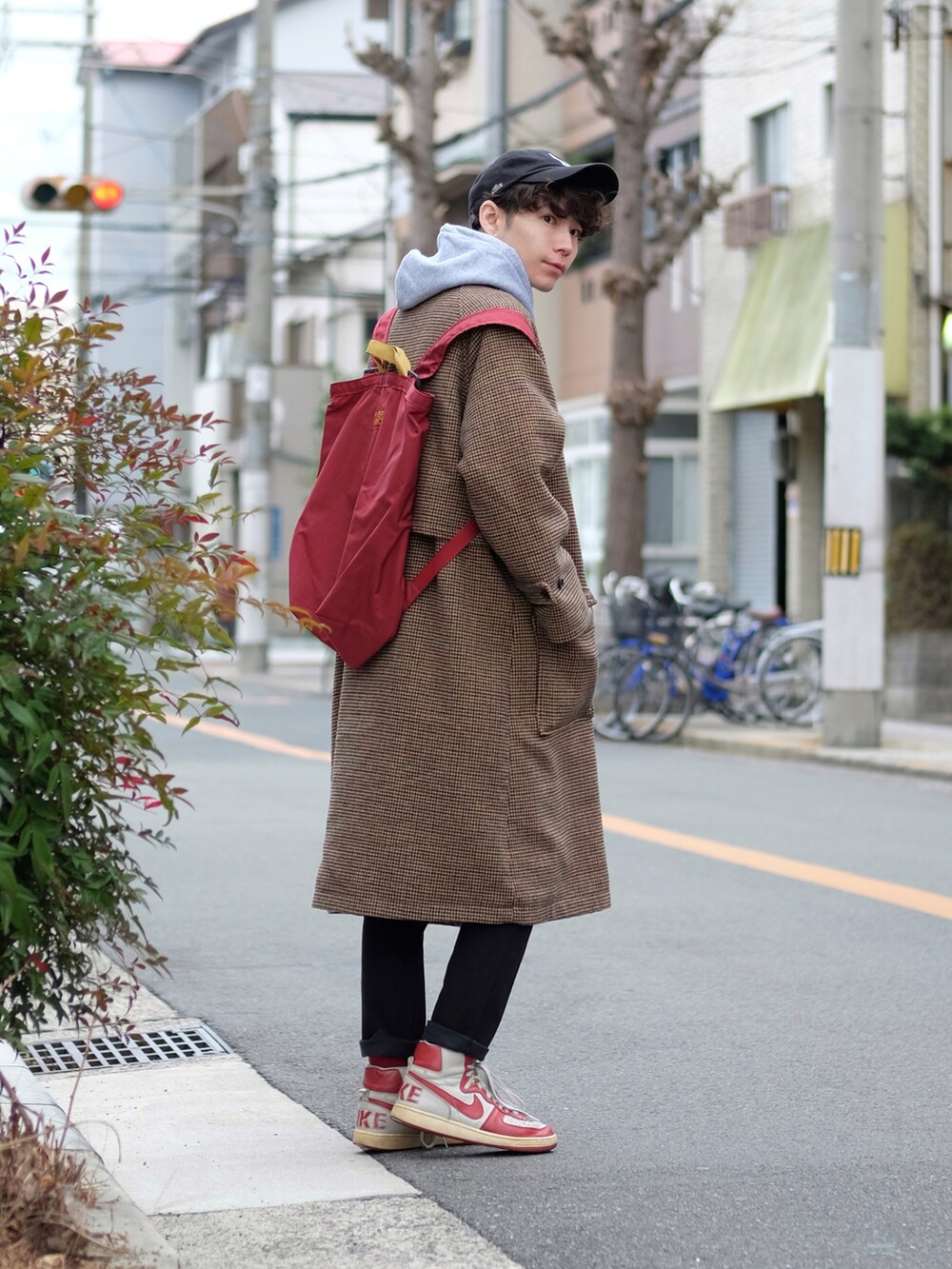 その他のチェスターコート、グレー系のパーカー、レッド系のバックパック/リュックを着用したメンズの冬コーディネートの4枚目の写真