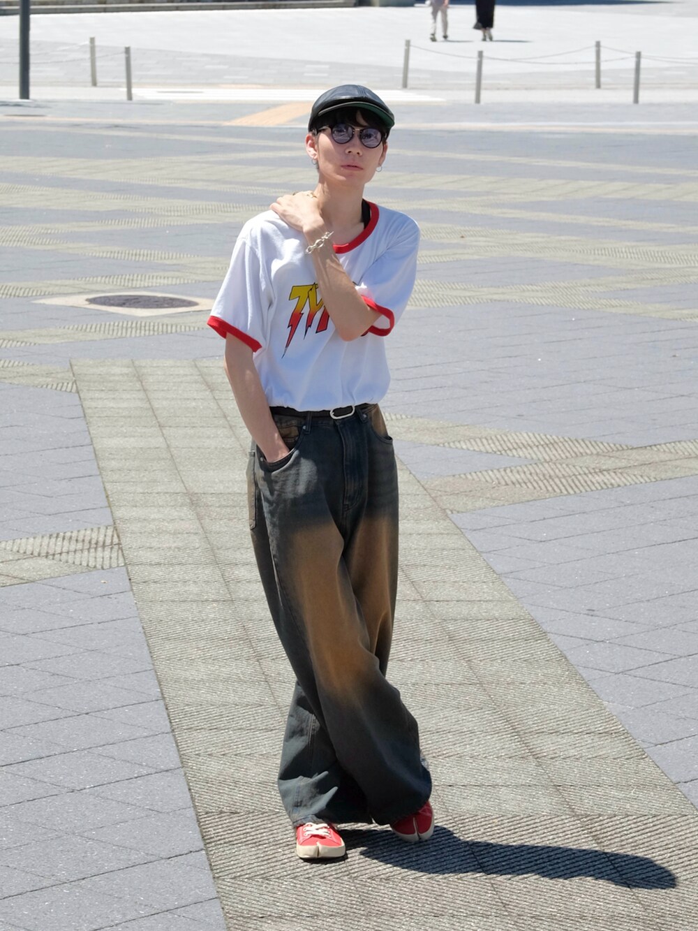 「ロゴT、フェススタイル、古着MIX、テーマパークコーデ、夏コーデ、スニーカー、サングラス、デニム、シンプル、白Tシャツ、トラッドモード、タックイン」|「VINTAGEのアイテム(シャツ/ブラウス、ホワイト系)」を使った、Tsuguya/KwonSayaさん(メンズ・175cm)の夏コーディネートの4枚目の写真