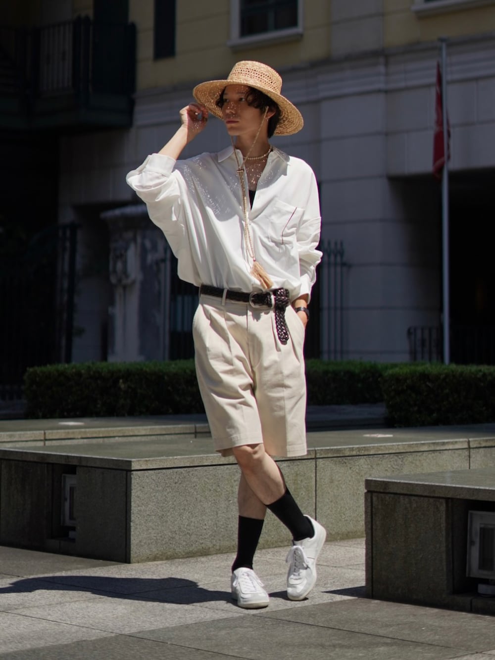 ホワイト系のシャツ/ブラウス、ベージュ系のその他パンツ、ホワイト系のスニーカーを着用したメンズの秋コーディネートの3枚目の写真