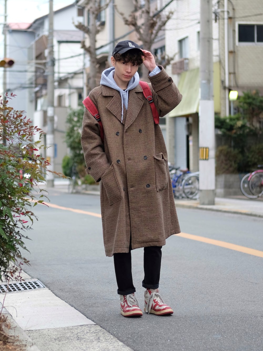 その他のチェスターコート、グレー系のパーカー、レッド系のバックパック/リュックを着用したメンズの冬コーディネートの3枚目の写真