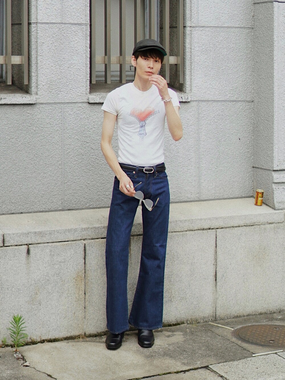 「ロゴT、フェススタイル、古着MIX、サングラス、デニム、シンプル、白Tシャツ、休日スタイル、タックイン、フレアパンツ、ブーツ」｜「VINTAGEのアイテム（Tシャツ/カットソー、ホワイト系）」を使った、Tsuguya/KwonSayaさん（メンズ・175cm）の夏コーディネートの2枚目の写真