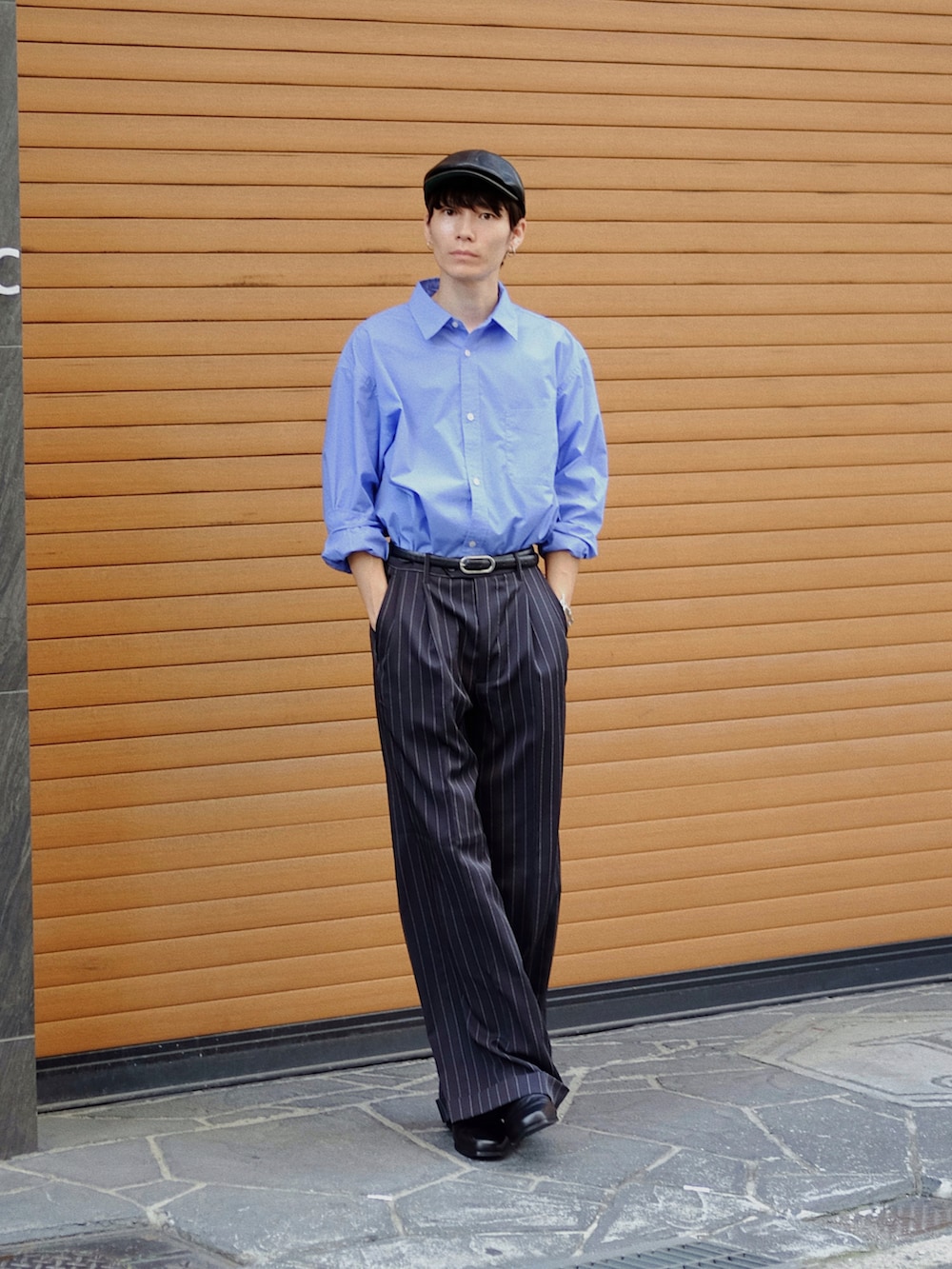「休日スタイル、きれいめカジュアル、韓国ファッション、シンプル、タックイン、スラックス、ブーツ、トラッドモード、ストライプ、リラックス、シャツスタイル」|「soerteのWide straight slacks/ワイドストレートスラックスパンツ(スラックス、ブラック系)」を使った、Tsuguya/KwonSayaさん(メンズ・175cm)の夏コーディネートの2枚目の写真