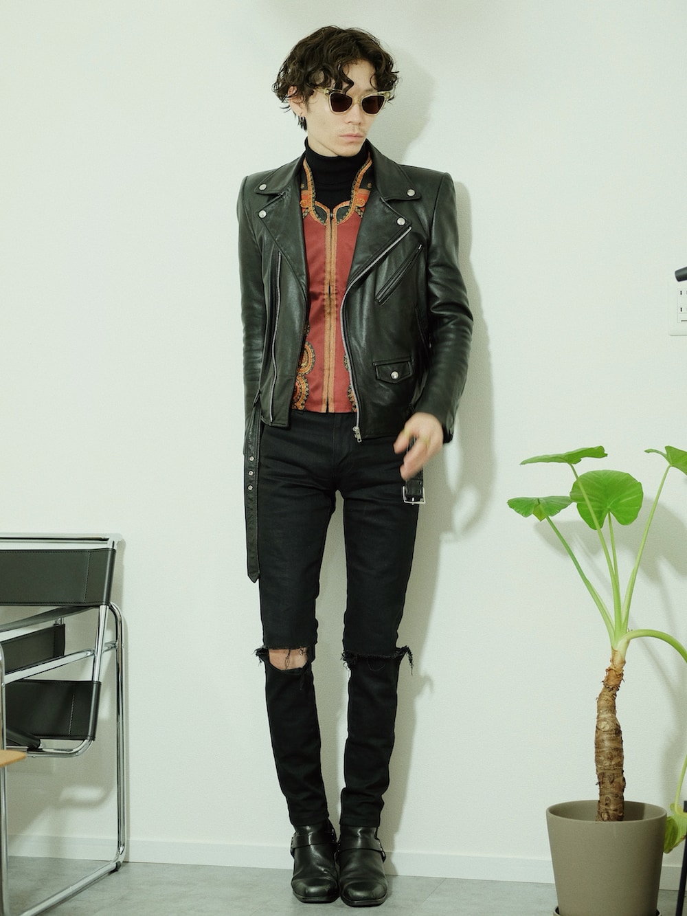 レッド系のシャツ/ブラウス、ブラック系のライダースジャケット、ブラック系のニット/セーターを着用したメンズの冬コーディネートの2枚目の写真