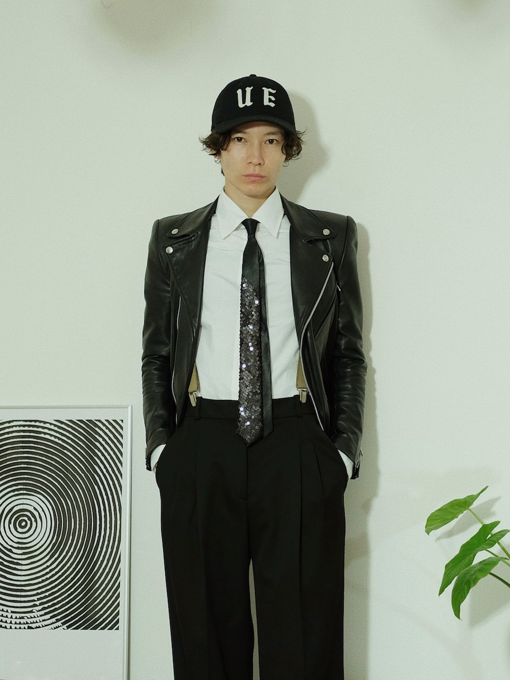 ブラック系のライダースジャケット、ホワイト系のシャツ/ブラウス、ブラック系のその他パンツを着用したメンズの冬コーディネートの4枚目の写真