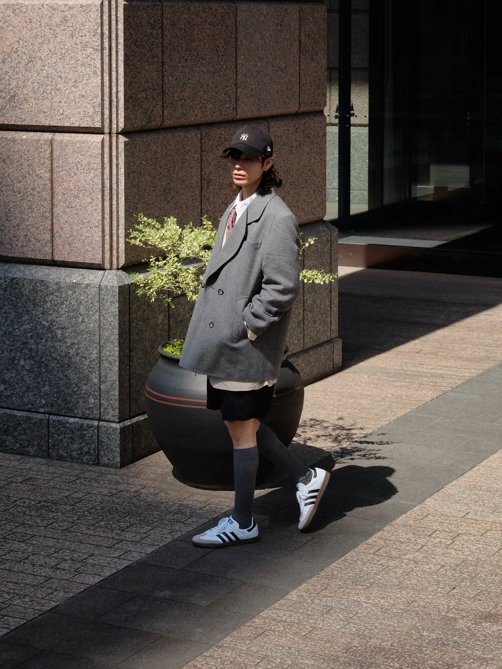 「休日スタイル、シャツスタイル、キャップ、淡色コーデ、韓国ファッション、モノトーン、お出かけコーデ、レイヤードスタイル、スニーカー、きれいめカジュアル、ジャケットスタイル、トラッドモード、ハーフパンツ、古着MIX」|「LANVINのsmooth operator(テーラードジャケット、グレー系)」を使った、Tsuguya/KwonSayaさん(メンズ・175cm)の春コーディネートの5枚目の写真