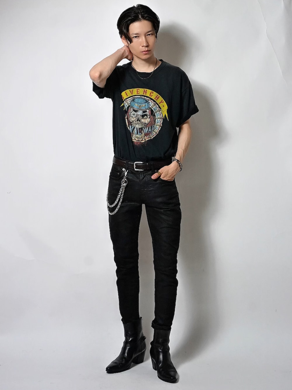 ブラック系のTシャツ/カットソー、ブラック系のパンツ、ブラック系のブーツを着用したメンズの夏コーディネートの3枚目の写真