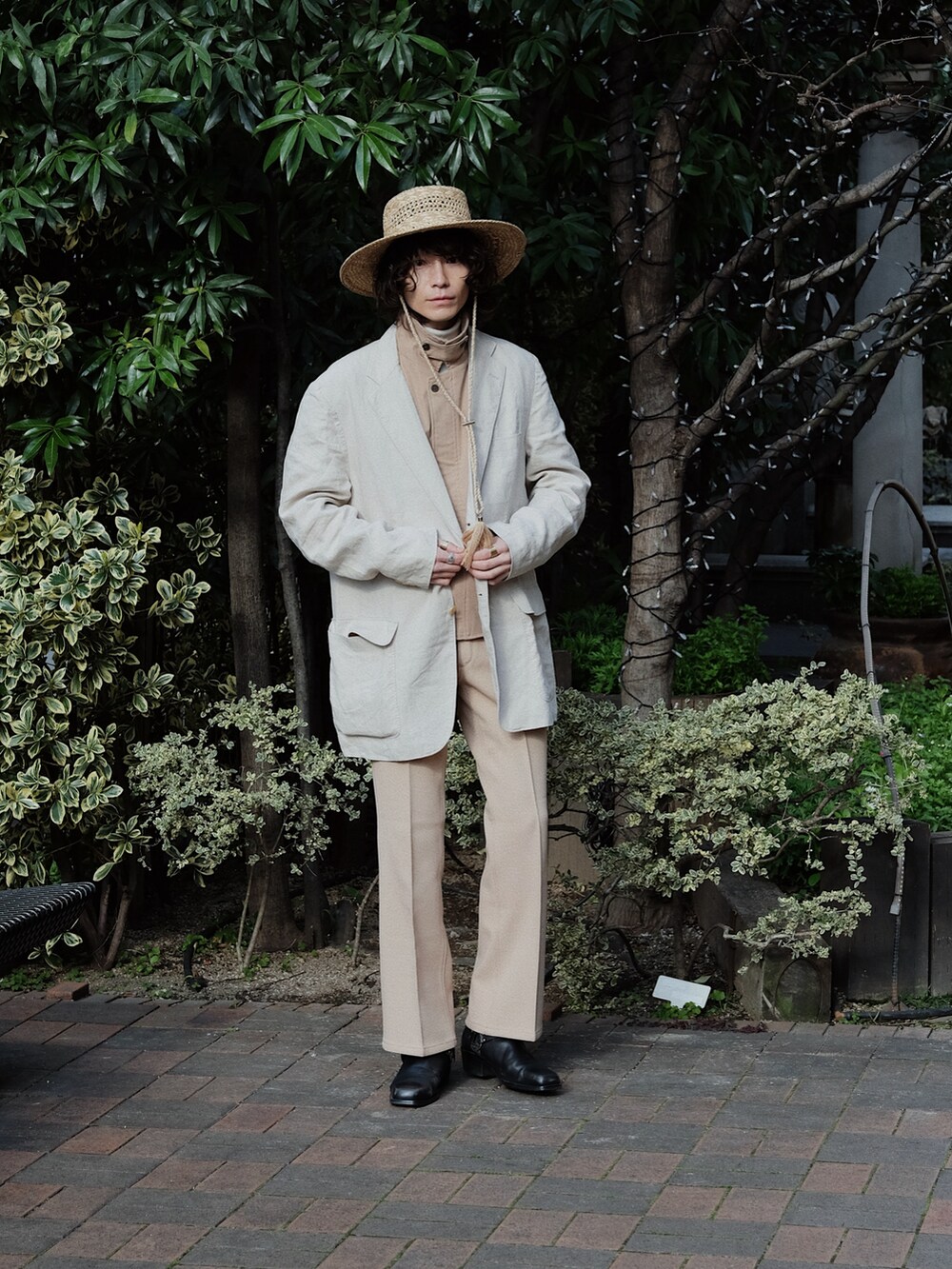 「春コーデ、春のおしゃ見えテクニック、スラックス、春服みてみて、セットアップ、ブーツ、レイヤードスタイル、お出かけコーデ、ジャケットスタイル、古着MIX、春アウター、大人カジュアル、春色、ワントーンコーデ、淡色コーデ」｜「seytoのFringe string long brim hat / フリンジストリングロングブリムハット（ハット、ベージュ系）」を使った、Tsuguya/KwonSayaさん（メンズ・175cm）の春コーディネートの5枚目の写真