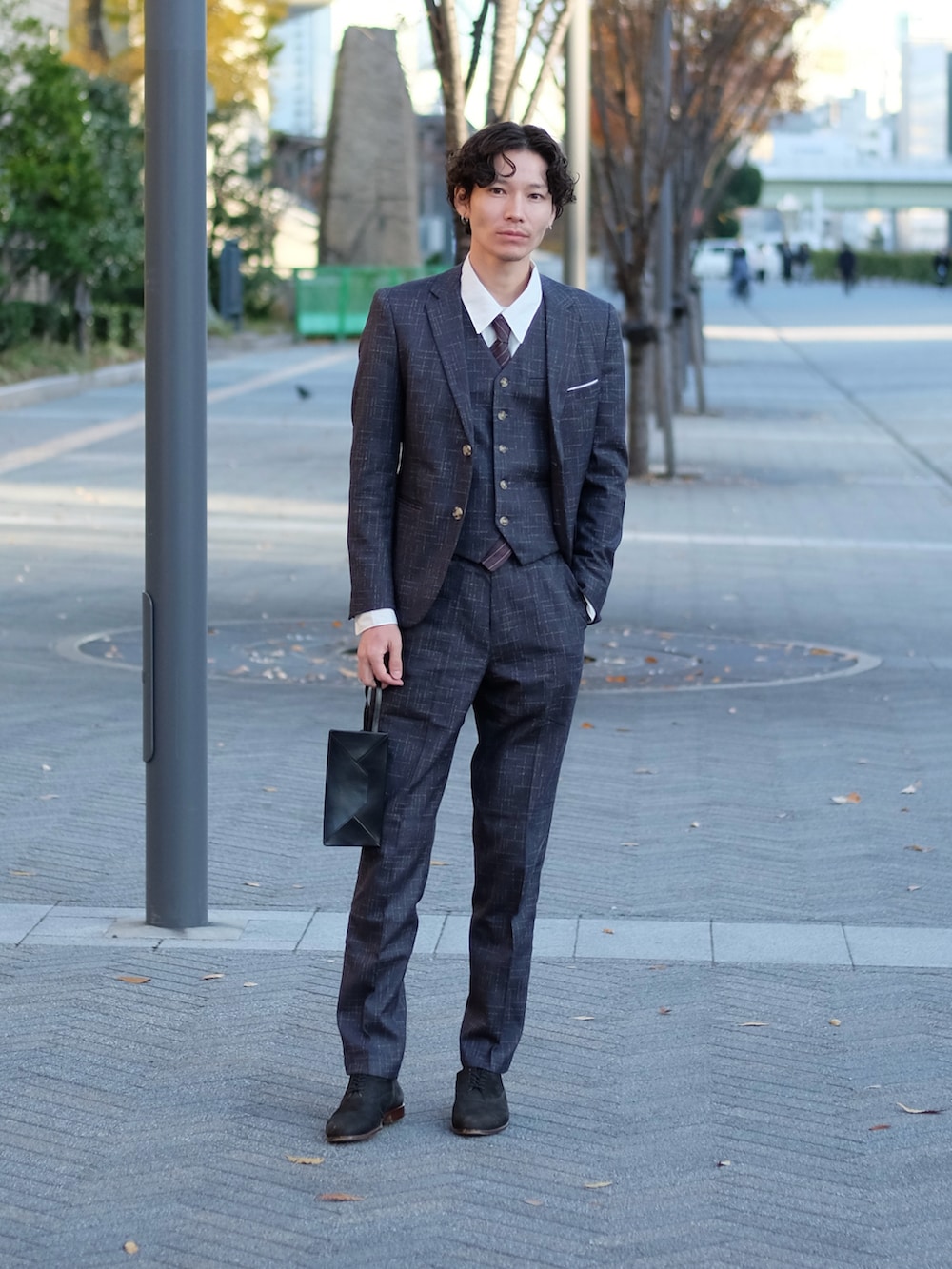 グレー系のスーツセット、ホワイト系のその他を着用したメンズの冬コーディネートの5枚目の写真