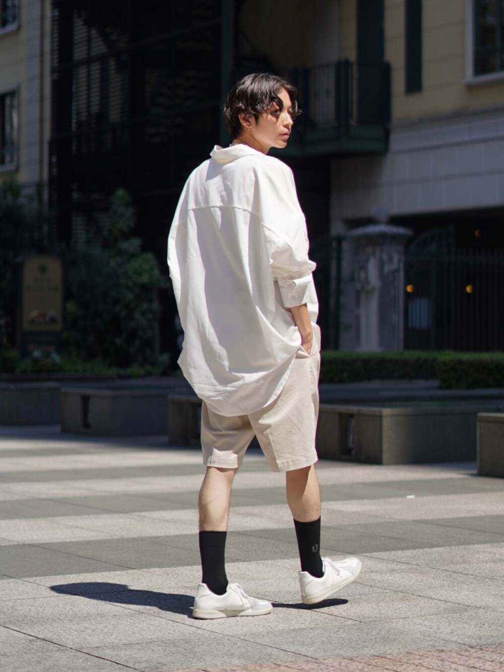 ホワイト系のシャツ/ブラウス、ベージュ系のその他パンツ、ホワイト系のスニーカーを着用したメンズの秋コーディネートの5枚目の写真