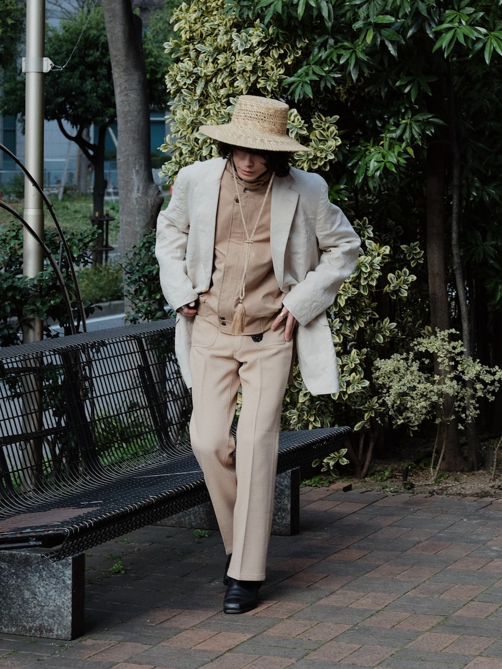 「春服、ブーツ、レイヤードスタイル、お出かけコーデ、ジャケットスタイル、スラックス、春のおしゃ見えテクニック、古着MIX、春アウター、大人カジュアル、トラッドモード、淡色コーデ、フレアパンツ」｜「seytoのFringe string long brim hat / フリンジストリングロングブリムハット（ハット、ベージュ系）」を使った、Tsuguya/KwonSayaさん（メンズ・175cm）の春コーディネートの2枚目の写真
