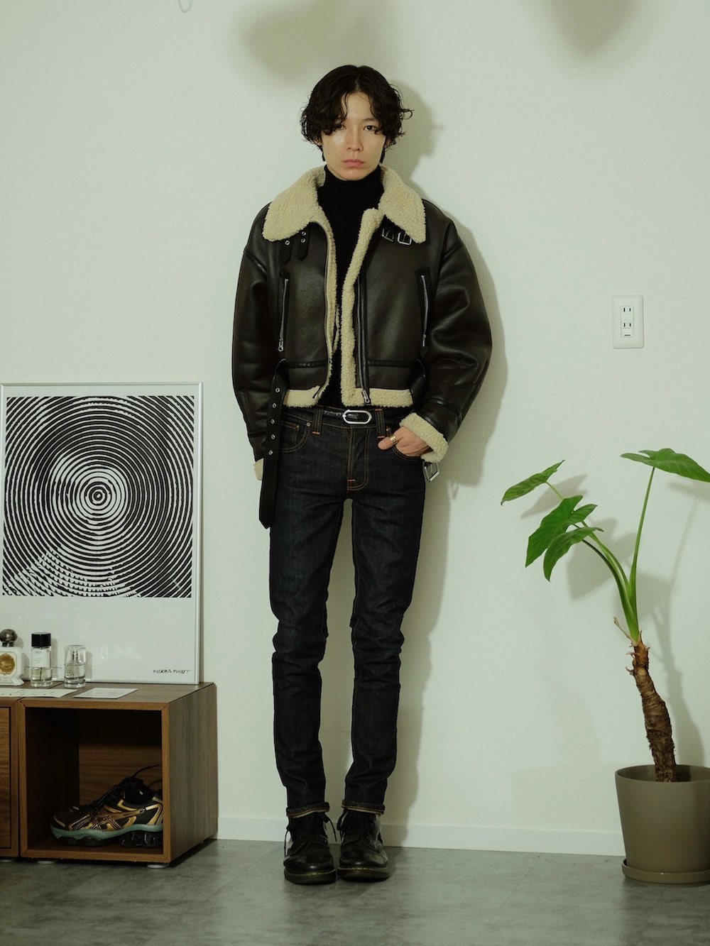 ベージュ系のハンドバッグ、ブラウン系のジャケット/アウター、ブルー系のデニムパンツを着用したメンズの冬コーディネートの2枚目の写真