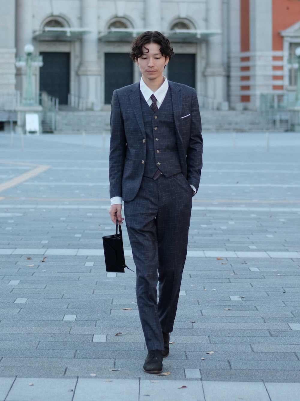 グレー系のスーツセット、ホワイト系のその他を着用したメンズの冬コーディネートの2枚目の写真