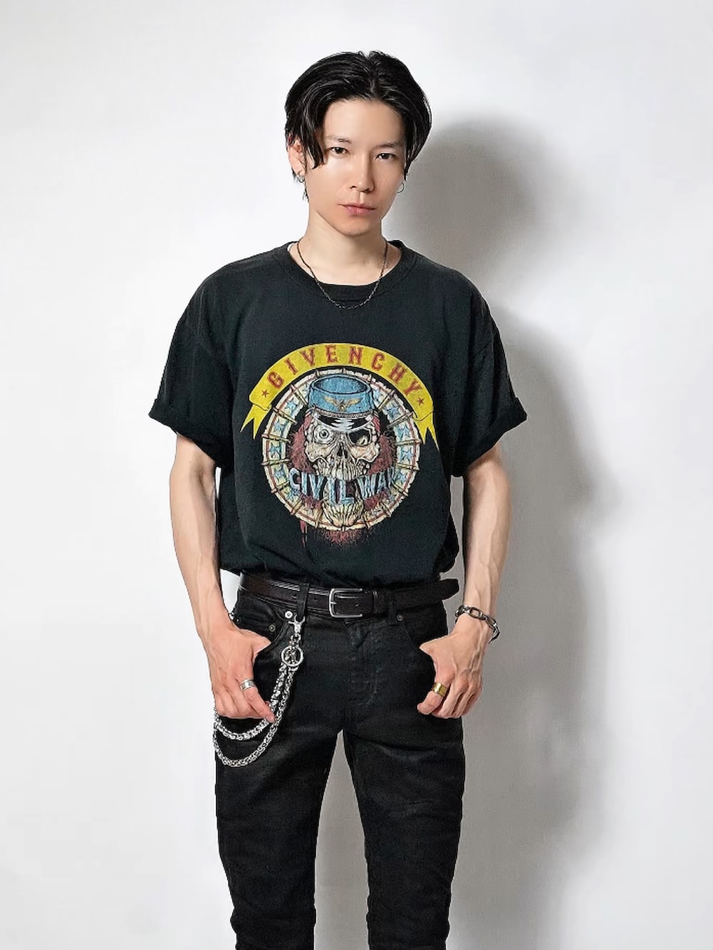 ブラック系のTシャツ/カットソー、ブラック系のパンツ、ブラック系のブーツを着用したメンズの夏コーディネートの2枚目の写真
