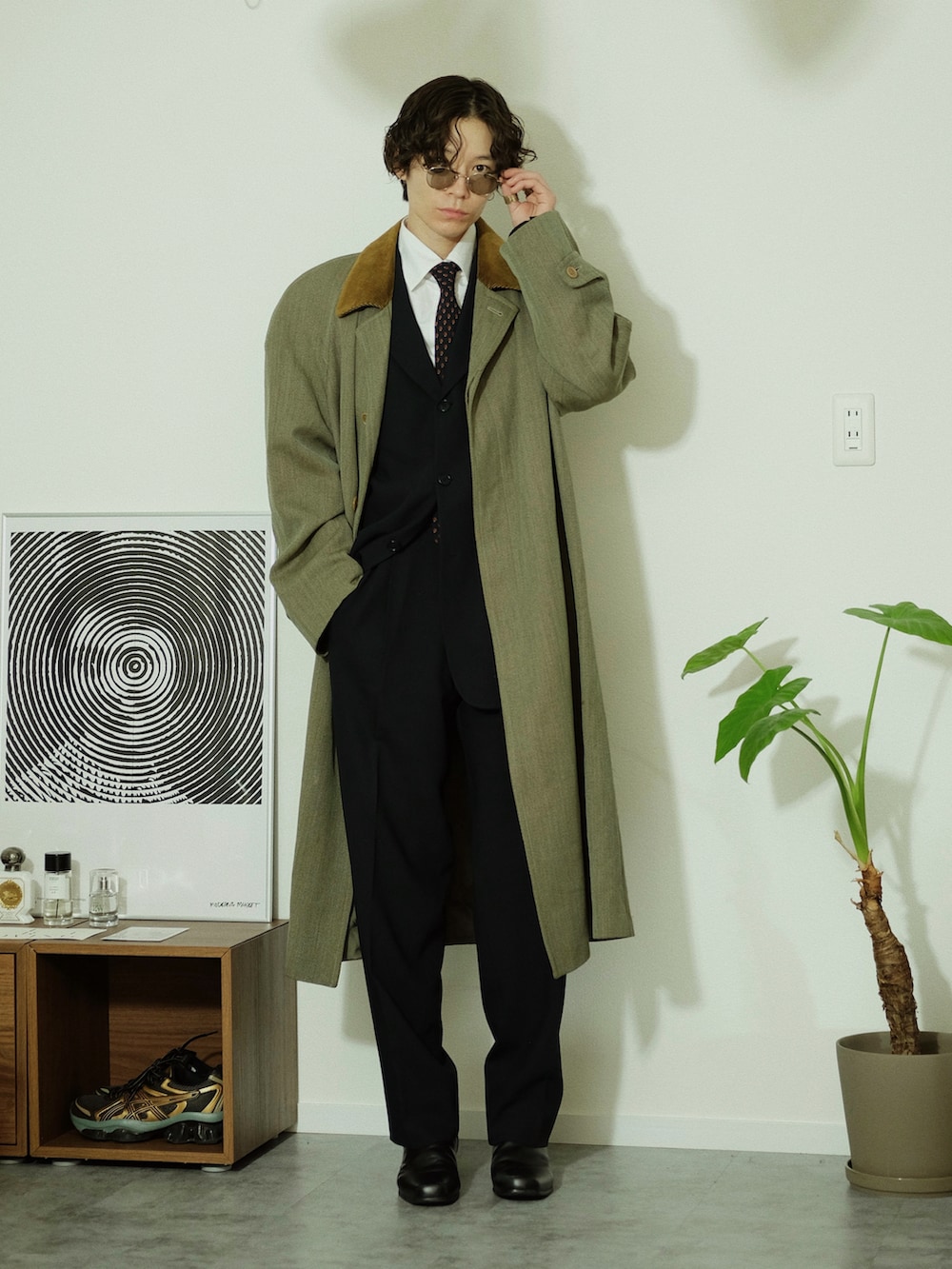 グリーン系のステンカラーコート、ホワイト系のシャツ/ブラウス、ブラック系のスーツセットを着用したメンズの冬コーディネートの2枚目の写真