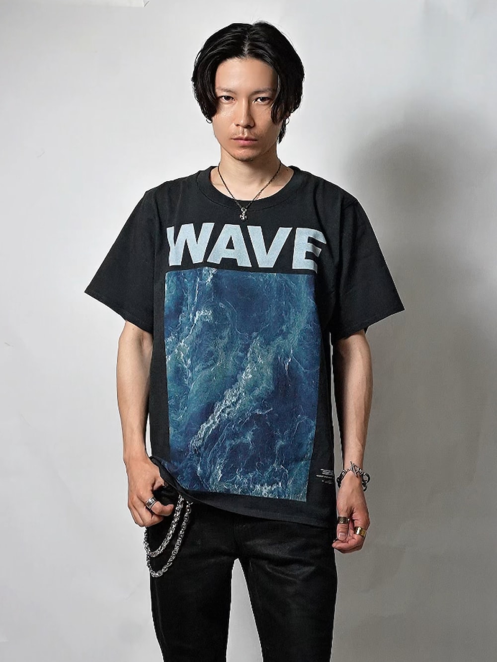 ブラック系のチノパンツ、ブラック系のTシャツ/カットソー、ブラック系のブーツを着用したメンズの夏コーディネートの2枚目の写真