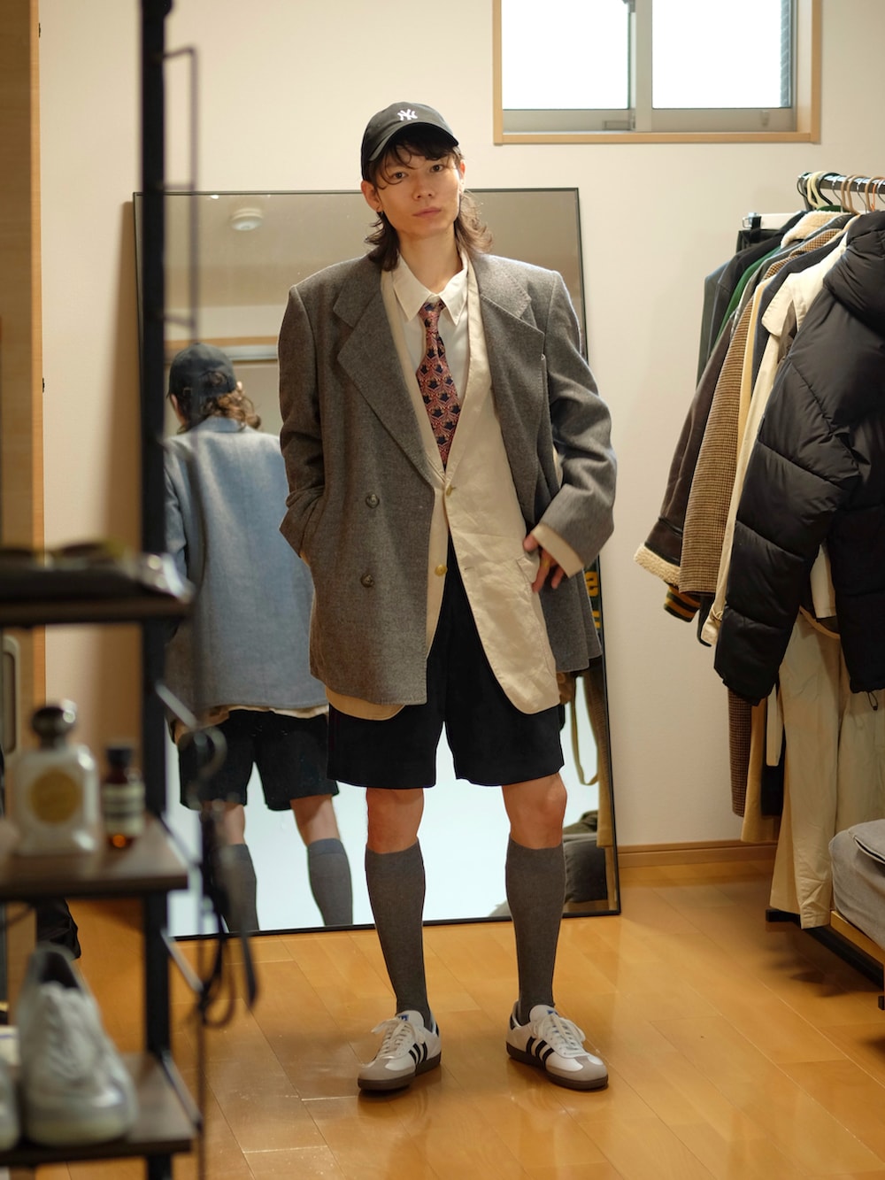 「春のNewスタイル、スニーカー、春アウター、大人カジュアル、春色、シャツスタイル、ネクタイ、ジャケットスタイル、キャップ、淡色コーデ、韓国ファッション、モノトーン、レイヤードスタイル、ハーフパンツ、トラッドモード」|「adidasのサンバ OG / SAMBA OG / アディダスオリジナルス adidas Originals(スニーカー、ホワイト系)」を使った、Tsuguya/KwonSayaさん(メンズ・175cm)の春コーディネートの2枚目の写真