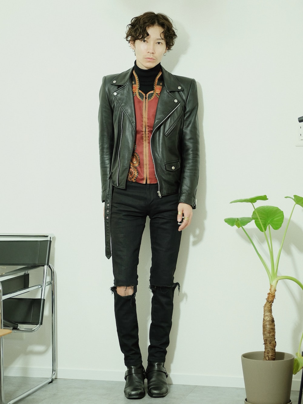 レッド系のシャツ/ブラウス、ブラック系のライダースジャケット、ブラック系のニット/セーターを着用したメンズの冬コーディネートの3枚目の写真