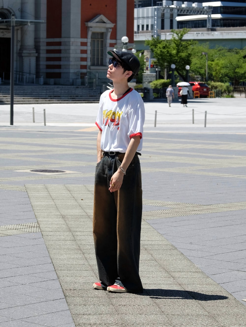 「ロゴT、フェススタイル、古着MIX、テーマパークコーデ、夏コーデ、スニーカー、サングラス、デニム、シンプル、白Tシャツ、トラッドモード、タックイン」|「VINTAGEのアイテム(シャツ/ブラウス、ホワイト系)」を使った、Tsuguya/KwonSayaさん(メンズ・175cm)の夏コーディネートの3枚目の写真
