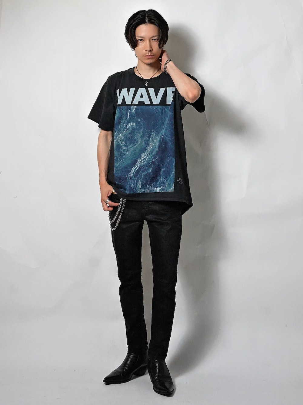 ブラック系のチノパンツ、ブラック系のTシャツ/カットソー、ブラック系のブーツを着用したメンズの夏コーディネートの3枚目の写真