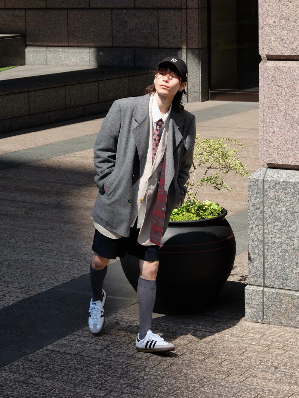 「休日スタイル、シャツスタイル、キャップ、淡色コーデ、韓国ファッション、モノトーン、お出かけコーデ、レイヤードスタイル、スニーカー、きれいめカジュアル、ジャケットスタイル、トラッドモード、ハーフパンツ、古着MIX」|「LANVINのsmooth operator(テーラードジャケット、グレー系)」を使った、Tsuguya/KwonSayaさん(メンズ・175cm)の春コーディネートの2枚目の写真