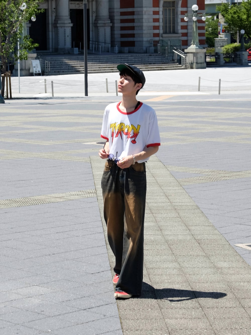 「ロゴT、フェススタイル、古着MIX、テーマパークコーデ、夏コーデ、スニーカー、サングラス、デニム、シンプル、白Tシャツ、トラッドモード、タックイン」|「VINTAGEのアイテム(シャツ/ブラウス、ホワイト系)」を使った、Tsuguya/KwonSayaさん(メンズ・175cm)の夏コーディネートの2枚目の写真