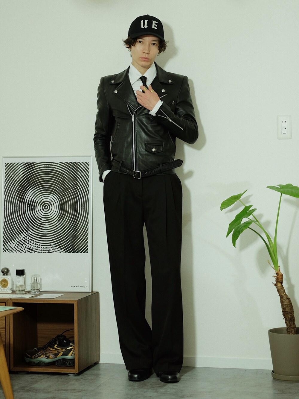 ブラック系のライダースジャケット、ホワイト系のシャツ/ブラウス、ブラック系のその他パンツを着用したメンズの冬コーディネートの3枚目の写真